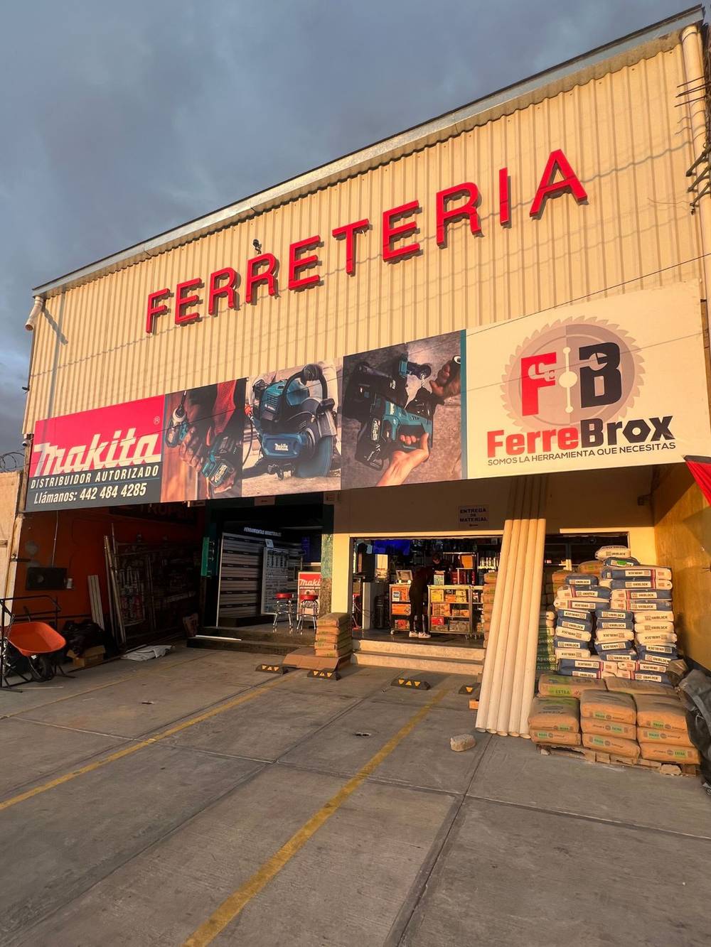Fachada de BROX Ferreterías en Querétaro